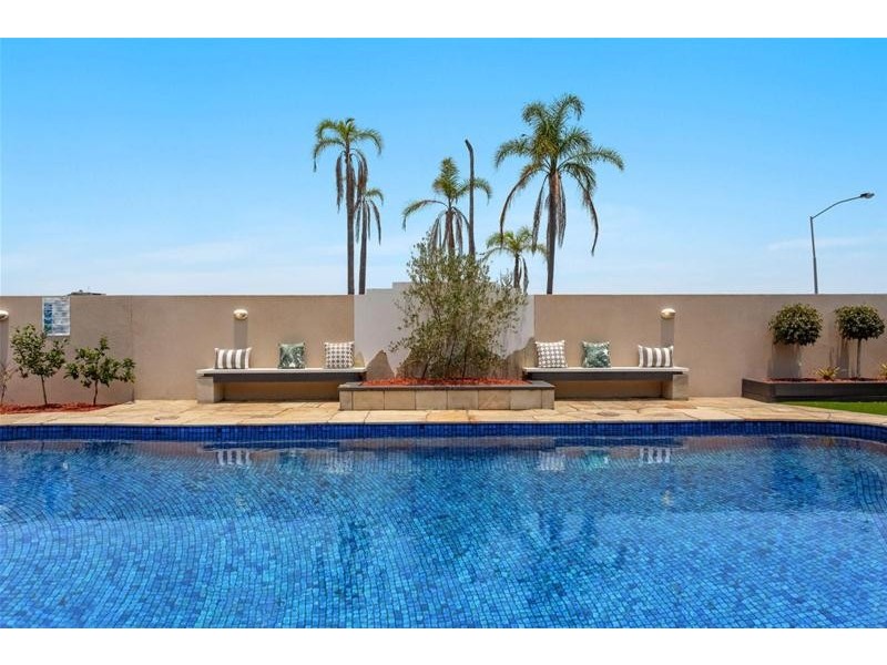 124 Commodore Drive, Paradise Waters QLD 4217