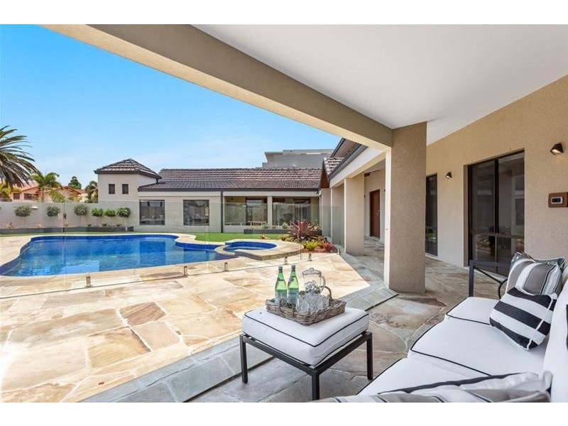 124 Commodore Drive, Paradise Waters QLD 4217