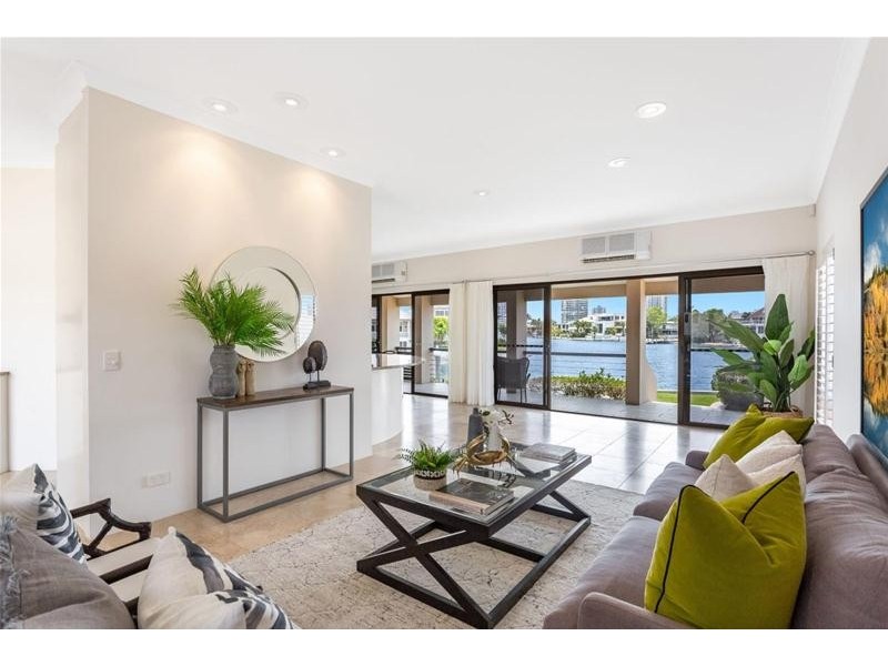 124 Commodore Drive, Paradise Waters QLD 4217