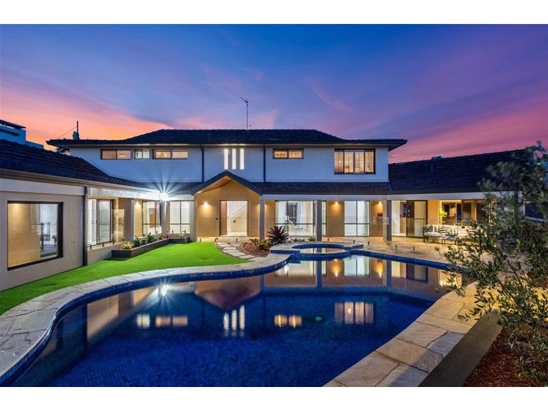 124 Commodore Drive, Paradise Waters QLD 4217