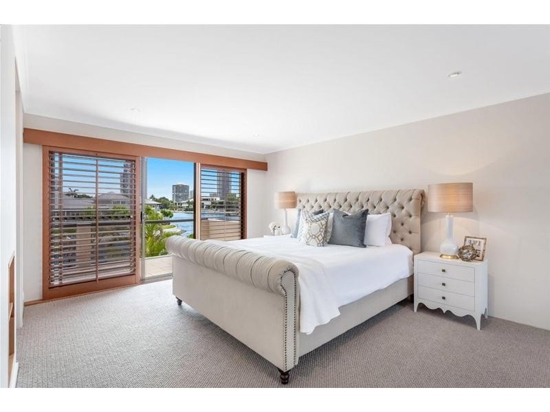 124 Commodore Drive, Paradise Waters QLD 4217