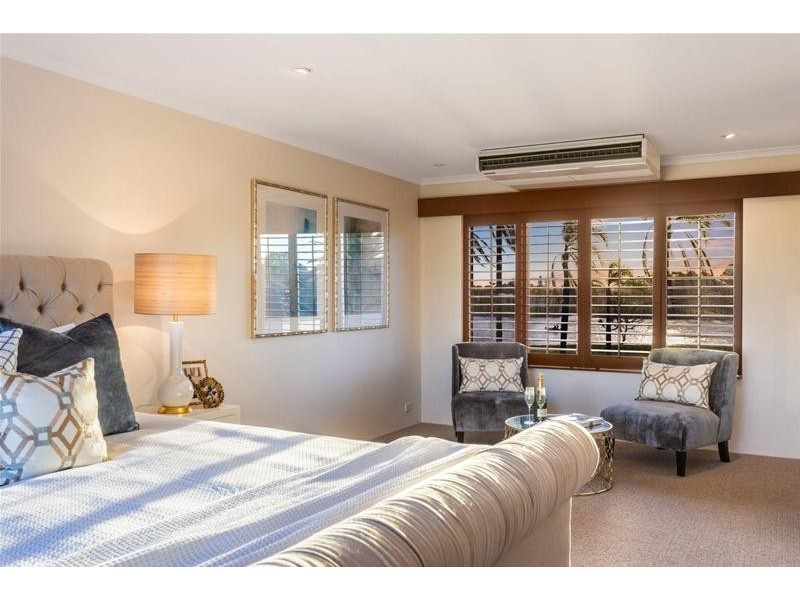 124 Commodore Drive, Paradise Waters QLD 4217