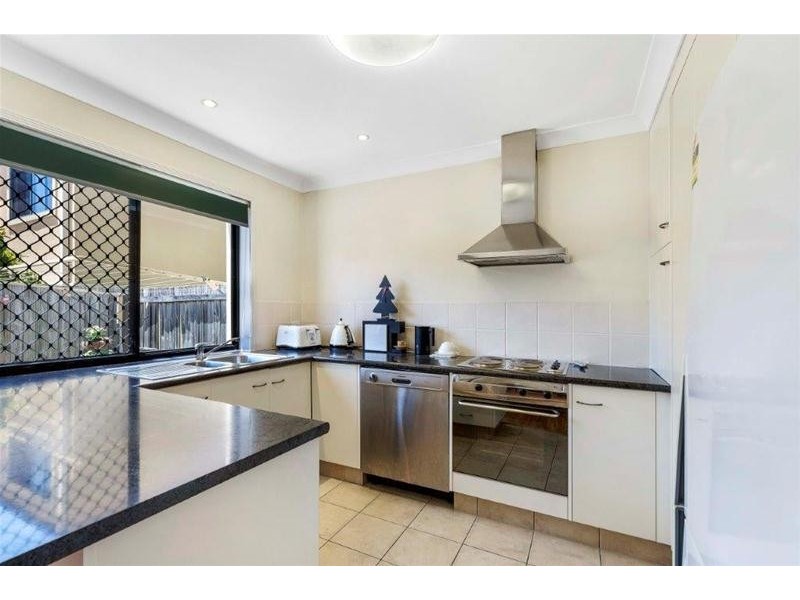 2/123 Pohlman Street, Southport QLD 4215