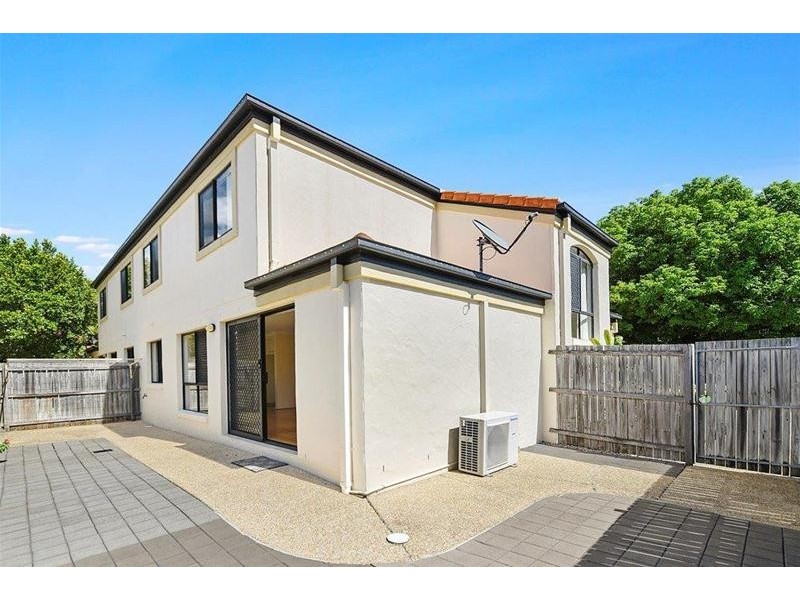 2/123 Pohlman Street, Southport QLD 4215