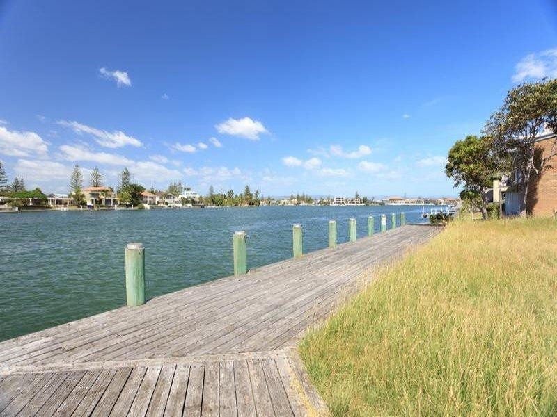 2 Holborow Close, Surfers Paradise QLD 4217