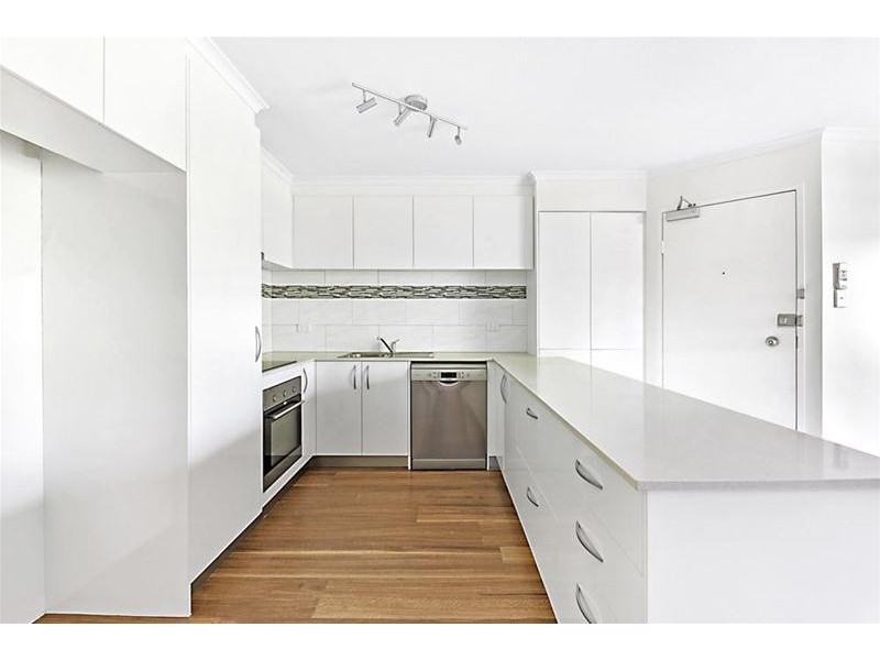 11 Breaker Street, Main Beach QLD 4217