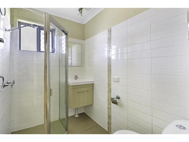 86 Kindra Avenue, Southport QLD 4215