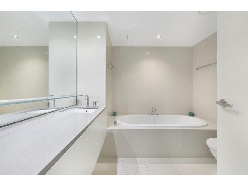 9 Ferny Avenue, Surfers Paradise QLD 4217