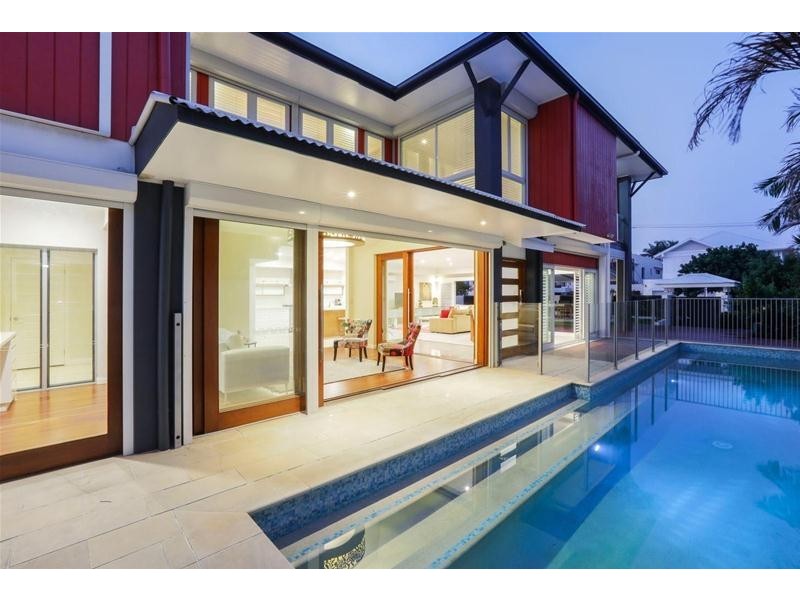 30 Hughes Avenue, Main Beach QLD 4217
