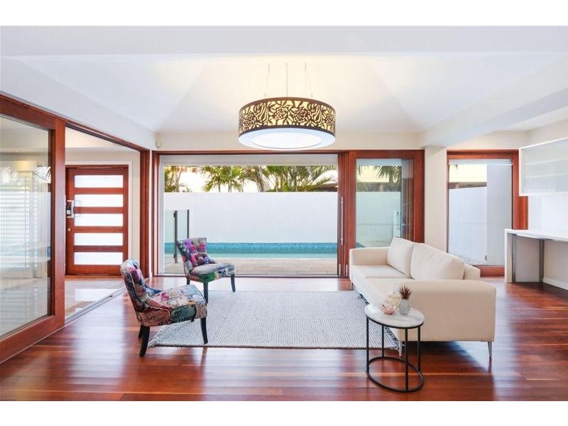 30 Hughes Avenue, Main Beach QLD 4217