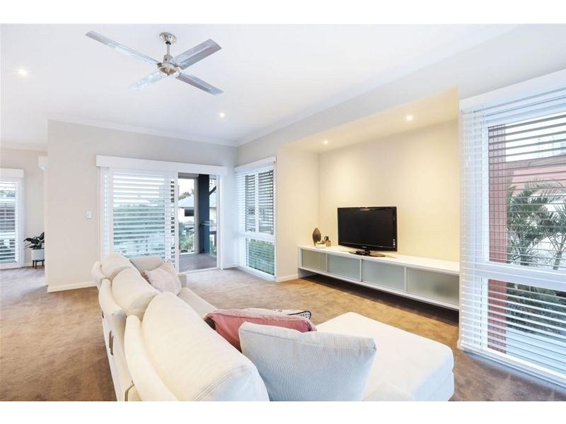 30 Hughes Avenue, Main Beach QLD 4217