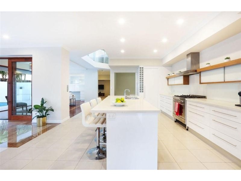 30 Hughes Avenue, Main Beach QLD 4217