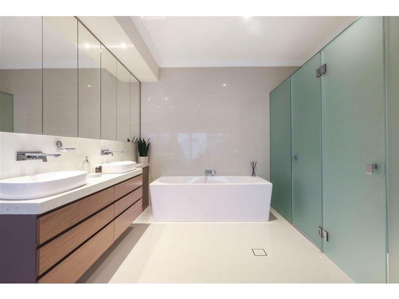 30 Hughes Avenue, Main Beach QLD 4217