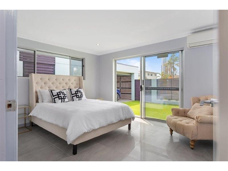 17 Admiralty Drive, Paradise Waters QLD 4217