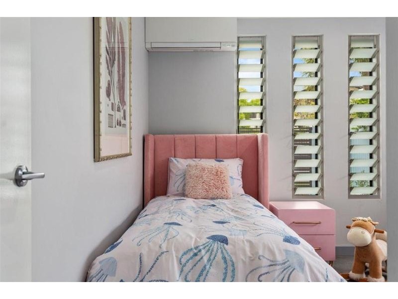 17 Admiralty Drive, Paradise Waters QLD 4217