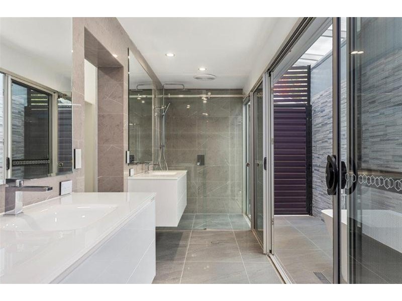 17 Admiralty Drive, Paradise Waters QLD 4217