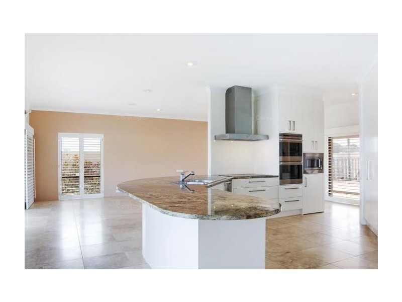 124 Commodore Drive, Paradise Waters QLD 4217