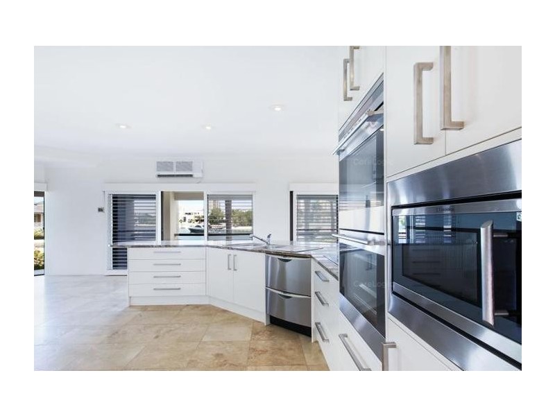 124 Commodore Drive, Paradise Waters QLD 4217