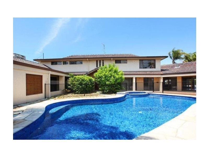 124 Commodore Drive, Paradise Waters QLD 4217