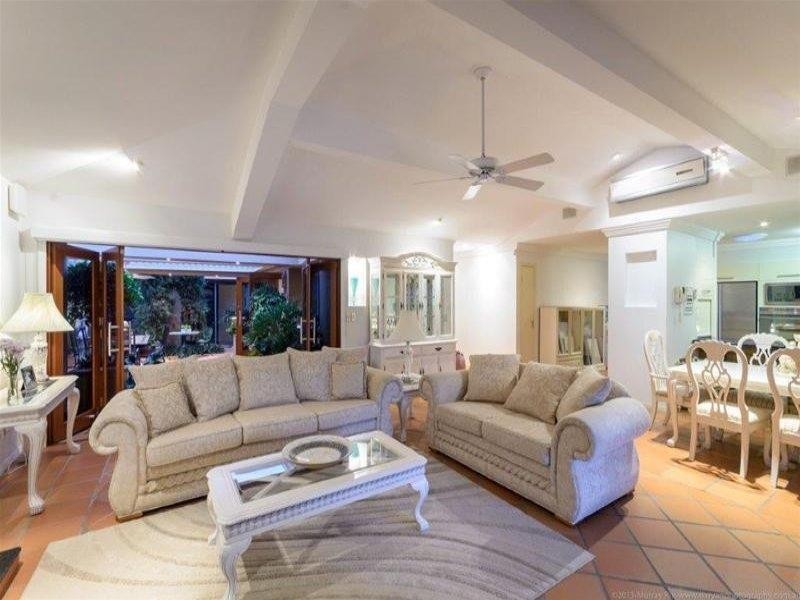 9 Etna Street, Isle Of Capri QLD 4217