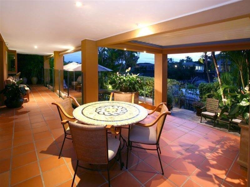 9 Etna Street, Isle Of Capri QLD 4217