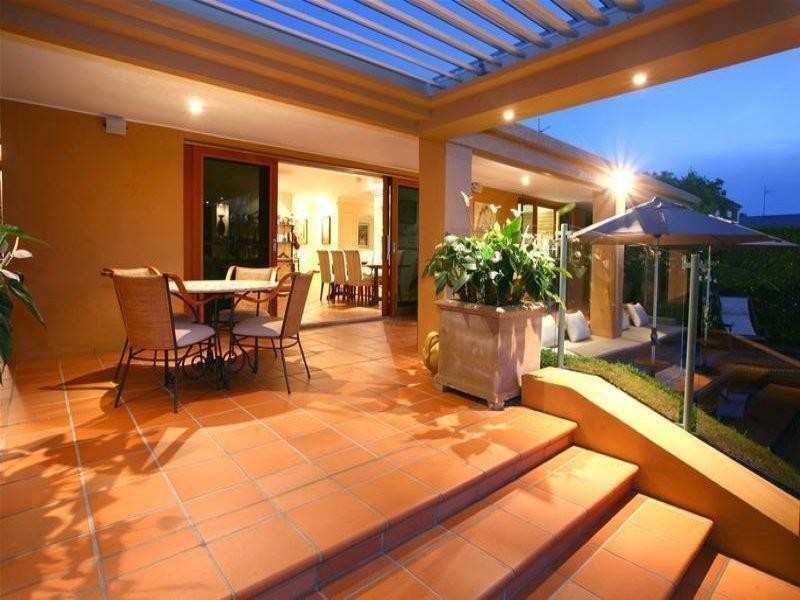 9 Etna Street, Isle Of Capri QLD 4217