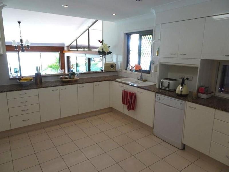 98 Commodore Drive, Paradise Waters QLD 4217