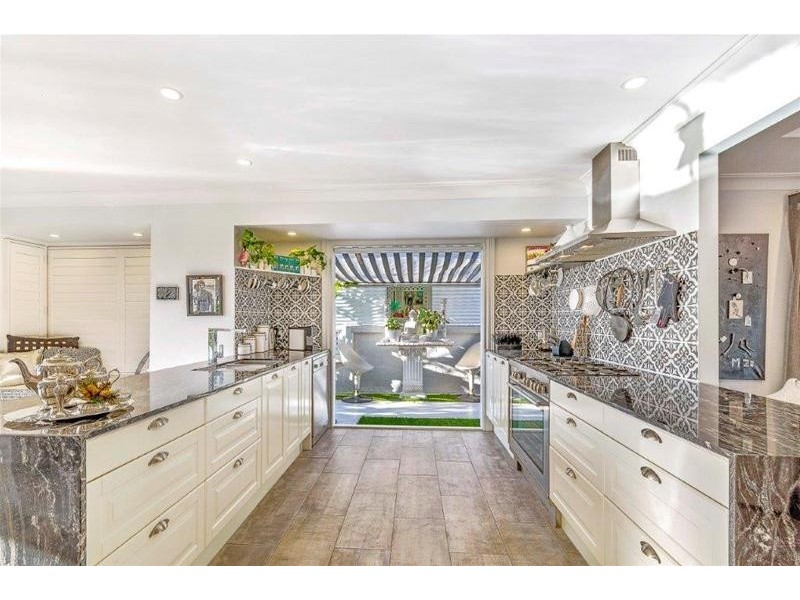 6 Viking Court, Paradise Waters QLD 4217