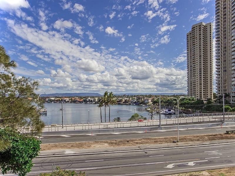 186 Ferny Avenue “Narrowneck Lodge”, Surfers Paradise QLD 4217