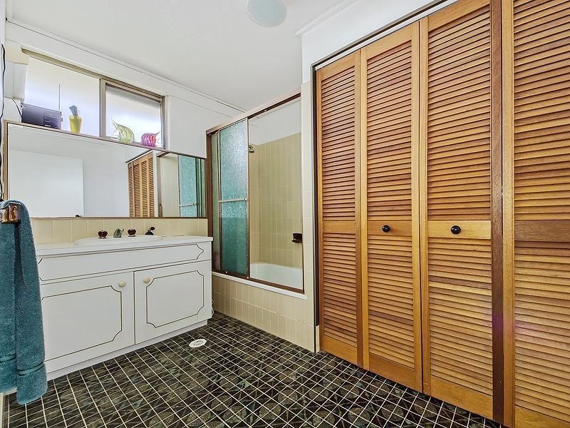 186 Ferny Avenue “Narrowneck Lodge”, Surfers Paradise QLD 4217