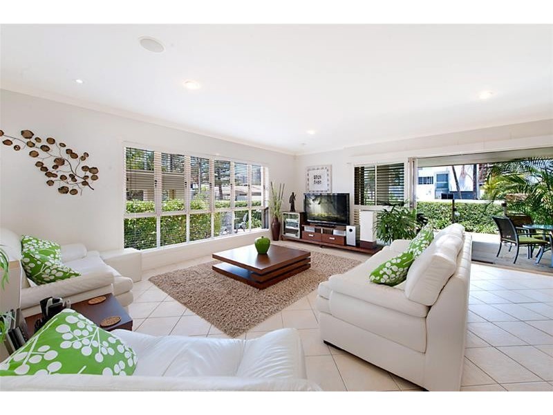 33 Amalfi Drive, Isle Of Capri QLD 4217