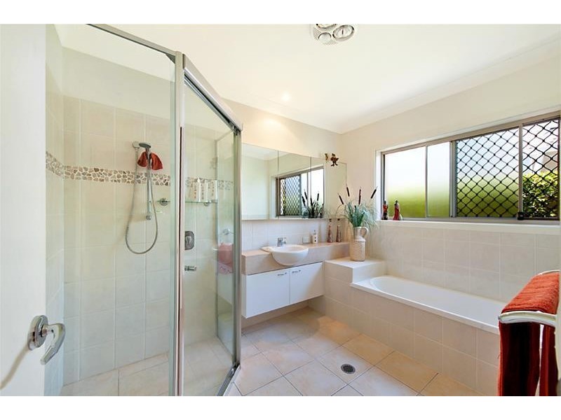 33 Amalfi Drive, Isle Of Capri QLD 4217