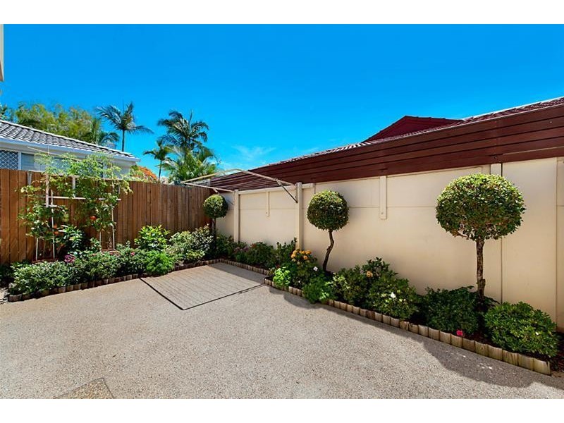 33 Amalfi Drive, Isle Of Capri QLD 4217