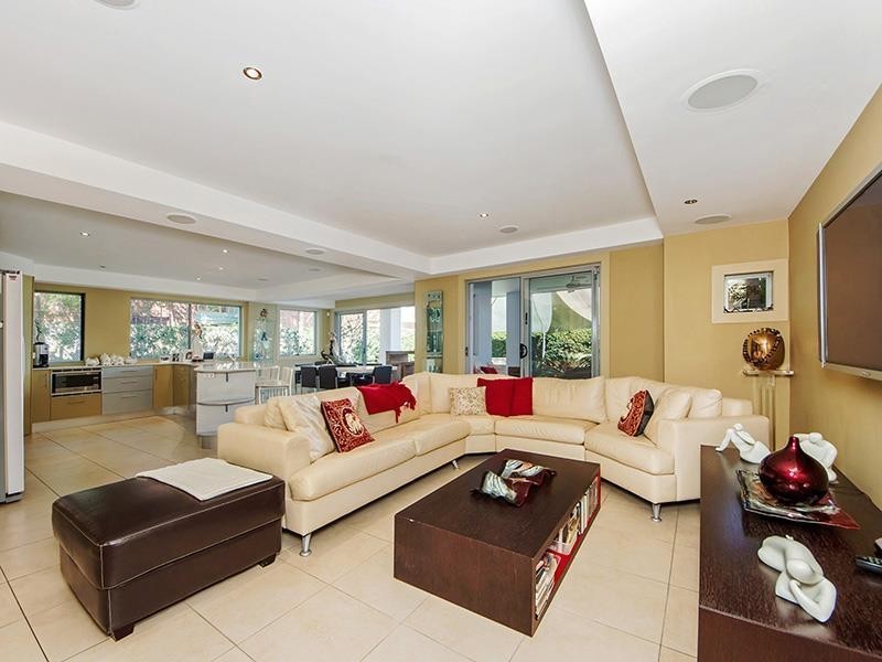 40 Cronin Avenue, Main Beach QLD 4217