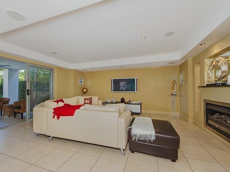 40 Cronin Avenue, Main Beach QLD 4217