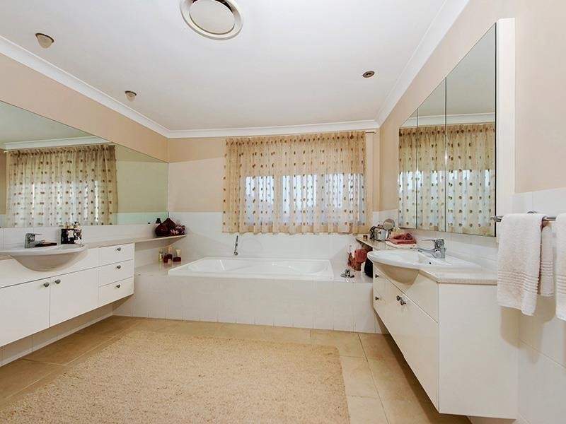 40 Cronin Avenue, Main Beach QLD 4217