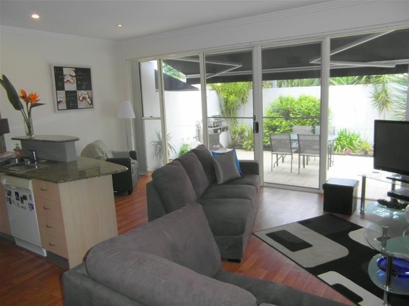 103 Salerno Street “Raffles on Capri”, Isle Of Capri QLD 4217