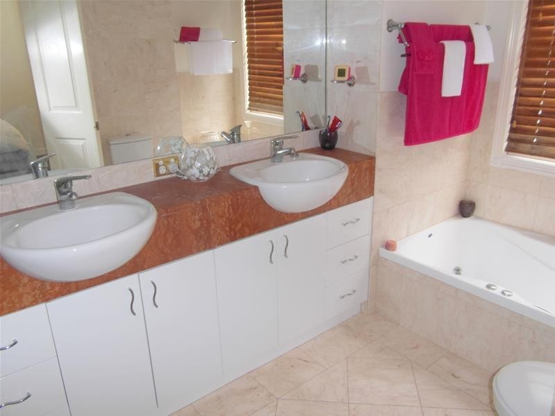 103 Salerno Street “Raffles on Capri”, Isle Of Capri QLD 4217