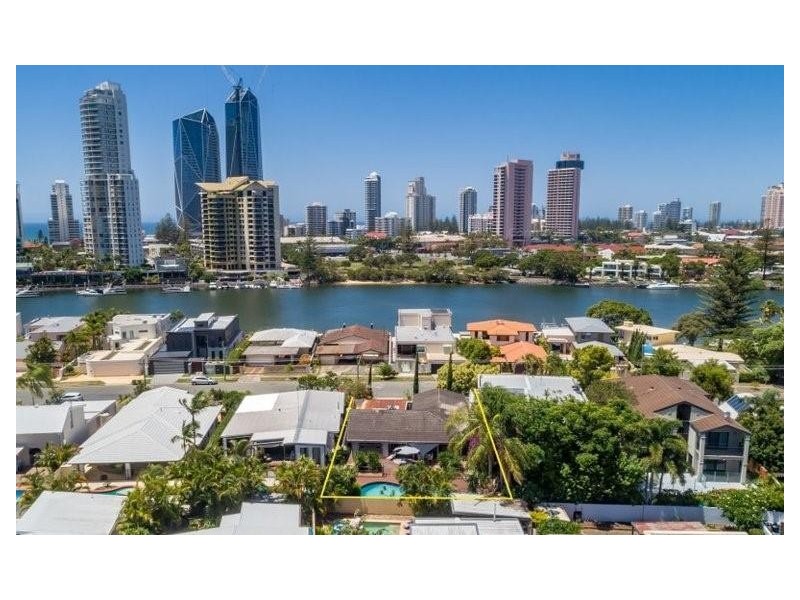 49 Amalfi Drive, Isle Of Capri QLD 4217