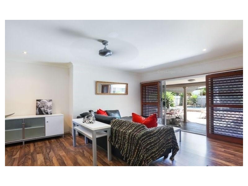 49 Amalfi Drive, Isle Of Capri QLD 4217