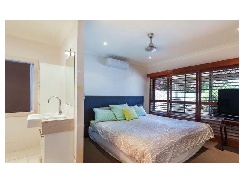49 Amalfi Drive, Isle Of Capri QLD 4217