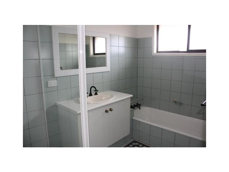 2 Grevillia Avenue, Southport QLD 4215