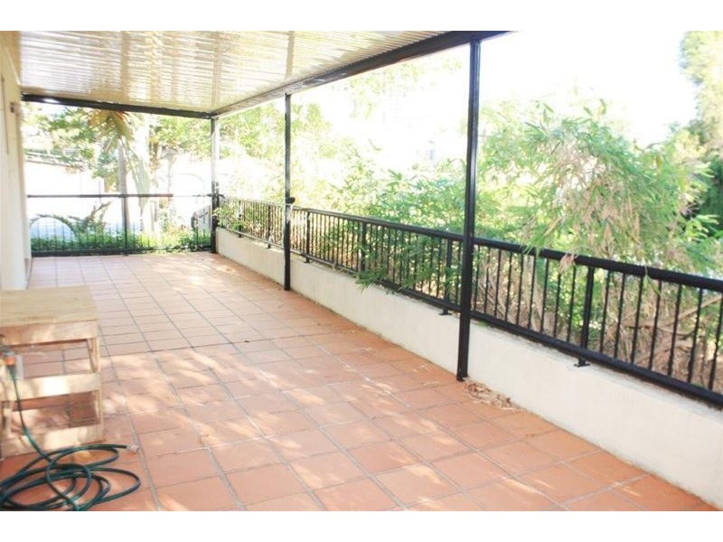 1/10 Darrambal Street, Chevron Island QLD 4217