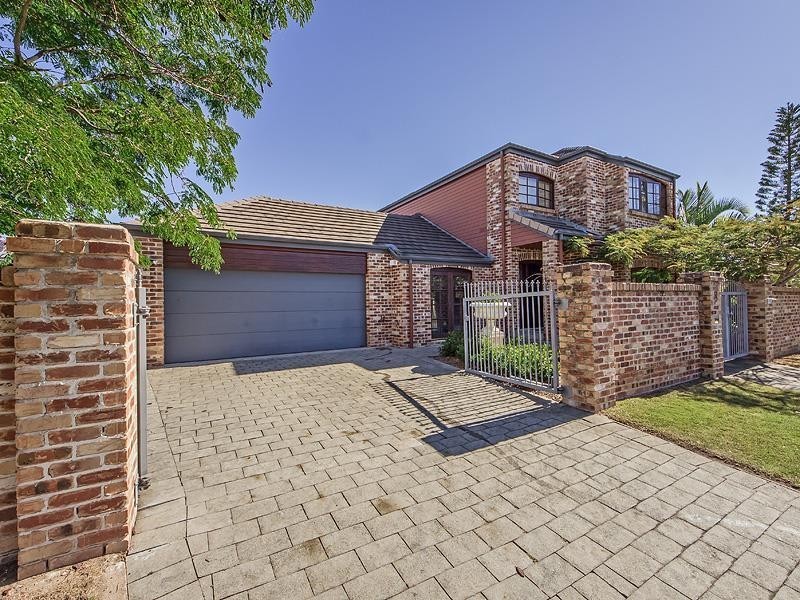 8 Renate Way, Benowa Waters QLD 4217