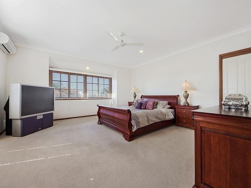 8 Renate Way, Benowa Waters QLD 4217