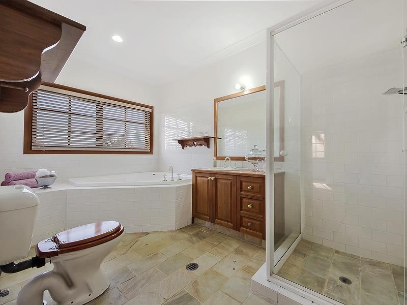 8 Renate Way, Benowa Waters QLD 4217