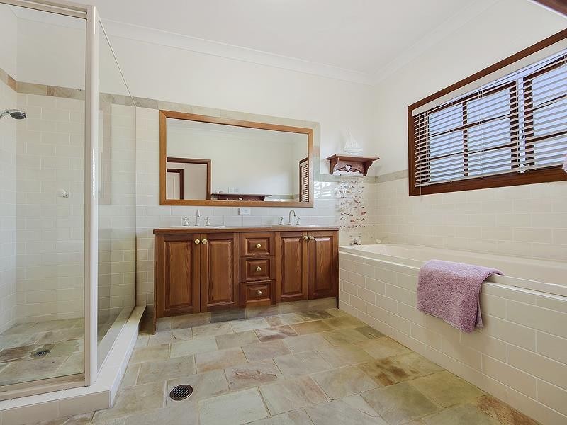 8 Renate Way, Benowa Waters QLD 4217