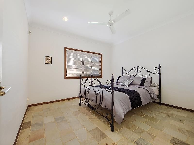 8 Renate Way, Benowa Waters QLD 4217