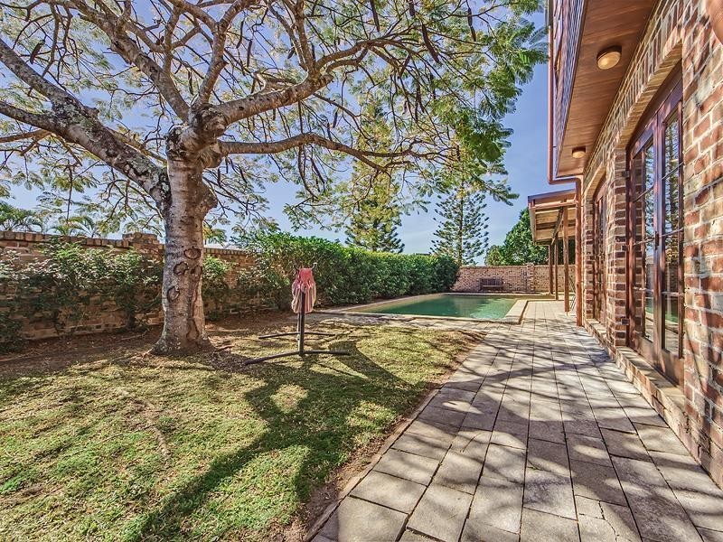 8 Renate Way, Benowa Waters QLD 4217