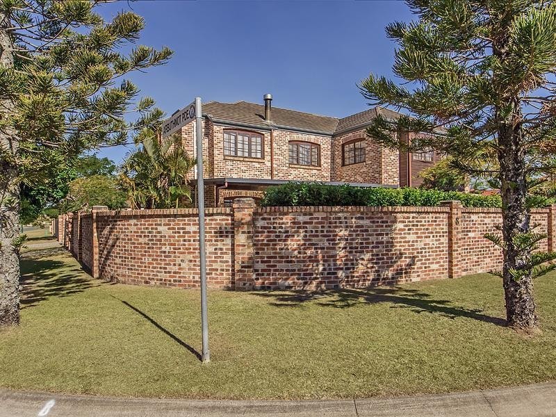 8 Renate Way, Benowa Waters QLD 4217